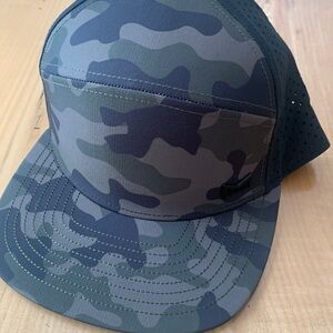 Melin NWOT camo/black SnapBack size XL
